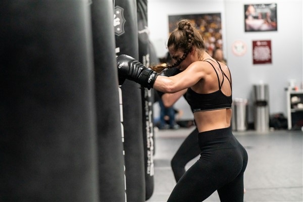 How should women's physical preparation be to prevent injuries in jiu-jitsu?