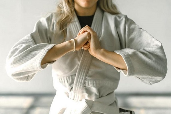 What are the garments used in female jiu jitsu?