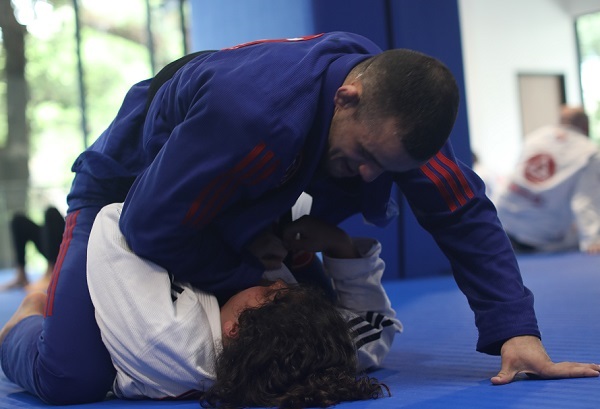 Exploring the armored guard: a strategic defensive tool in Jiu-Jitsu!