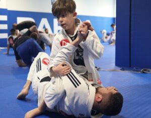 Construindo caráter e camaradagem: explorando o impacto transformador do jiu-jitsu infantil!