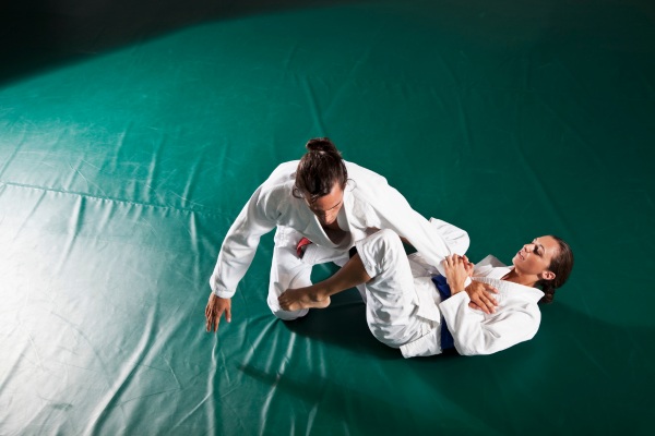 Women's jiu-jitsu: mastering the fight with strategy and precision